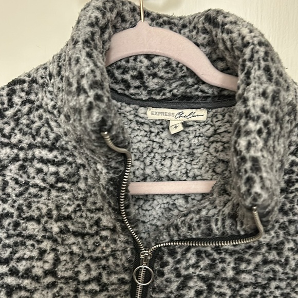 Soft and cozy fleece pullover Gotta go! 🤑 Bundle and save!!! - Picture 2 of 3